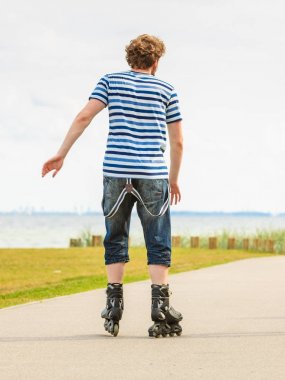 Genç adam paten güneşli günde açık