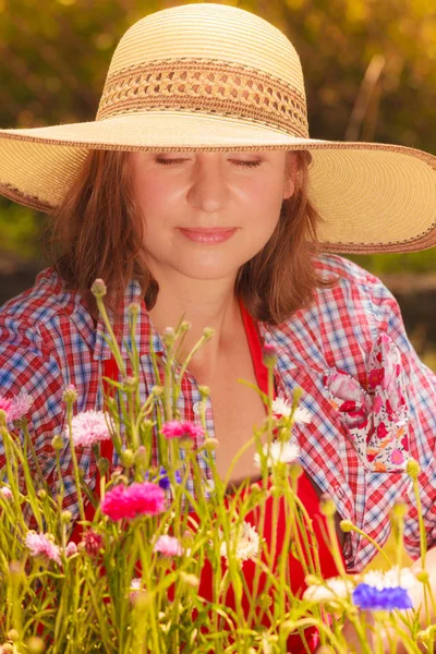 Mujer madura jardinería en su patio trasero — Foto de Stock