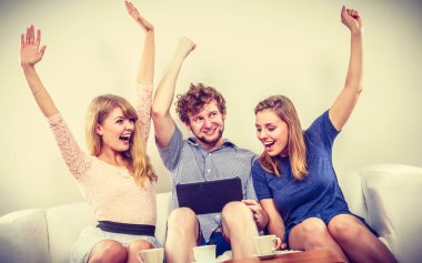 Tablet ile başarılı mutlu arkadaşlar.