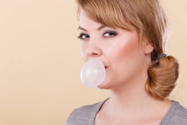 Sarışın kız sakız balon yapma.