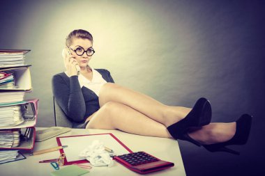 Sekreter yapım telefon görüşmesi.