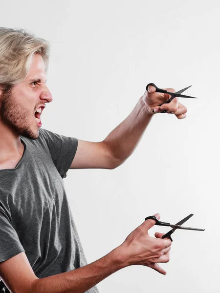 Homem com tesoura para corte de cabelo — Fotografia de Stock