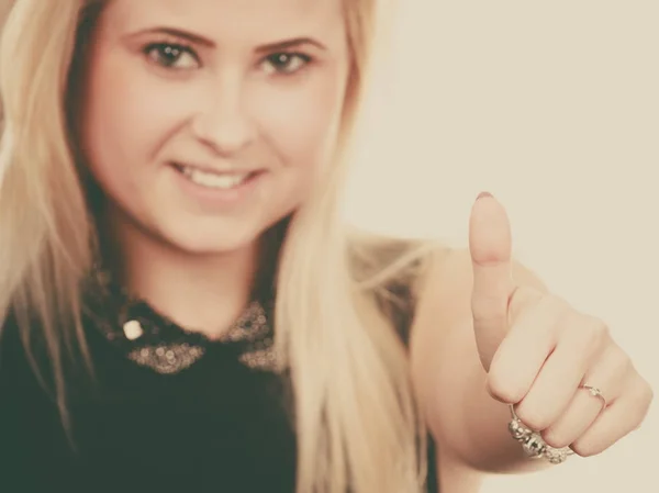 Улыбающаяся блондинка делает большой палец вверх жестом — стоковое фото