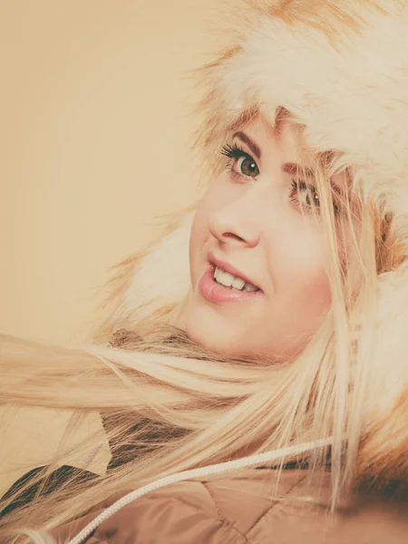 冬の毛皮のような帽子の金髪女性 — ストック写真