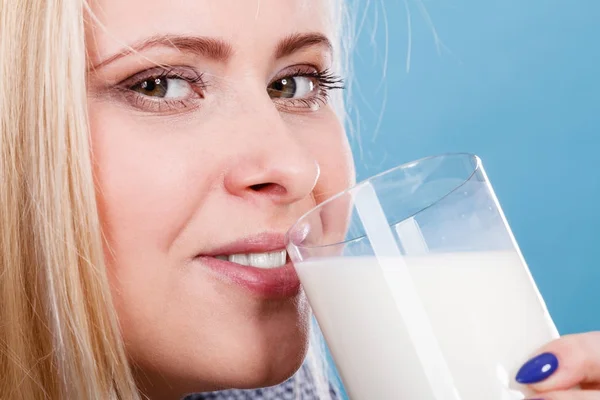 Vrouw die melk drinkt uit glas — Stockfoto