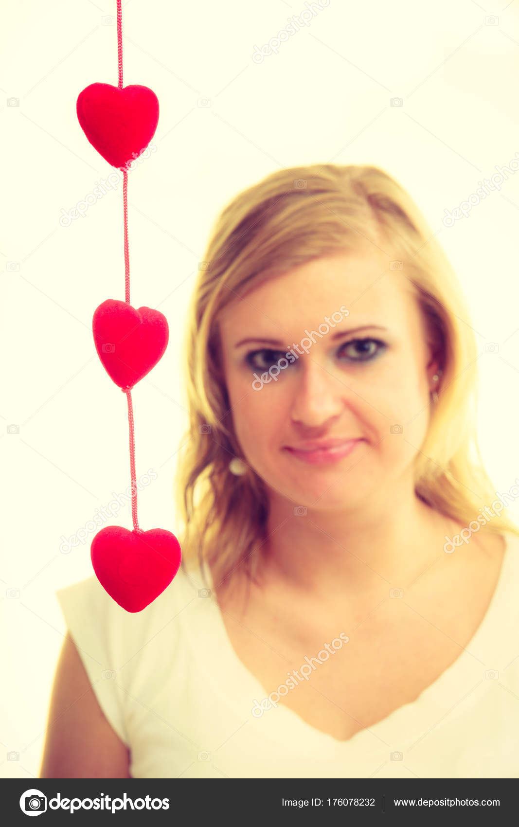 Femme Au Petit Cœur Rouge Organisme De Bienfaisance Image Libre De Droit Par Anetlanda C