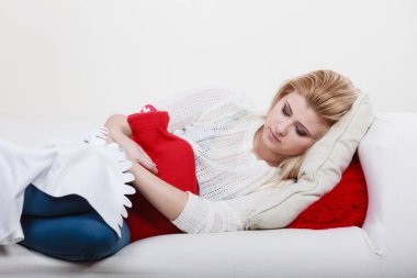 Cofa üzerinde yatan kadın duygu mide krampları