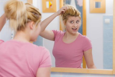 Genç kadın jel maskesi yüzünde sahip