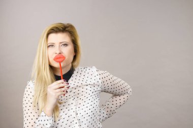 Sahte dudaklar sopa üzerinde tutan mutlu kadın
