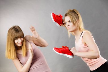 Agresif Kadınlar Ayakkabı erkek ile kullanarak mücadele