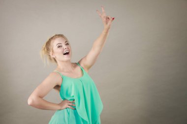 Mutlu pozitif gülümseyen sarışın kadın