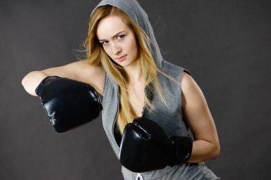 Boksör kız egzersiz ile boks eldivenleri.