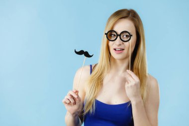 Karnaval accessoies sopa üzerinde tutan kadın