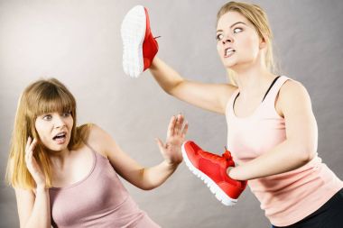 Ayakkabı ile kavga eden kadınlar