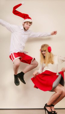 Mutlu aktif çift dans ve atlama.