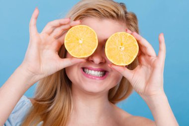 Limonlu narenciye gözleriyle kapsayan kız