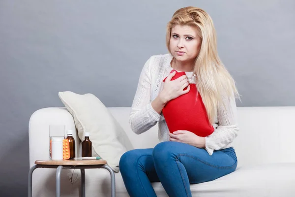 Vrouw gevoel maag krampen zittend op cofa — Stockfoto