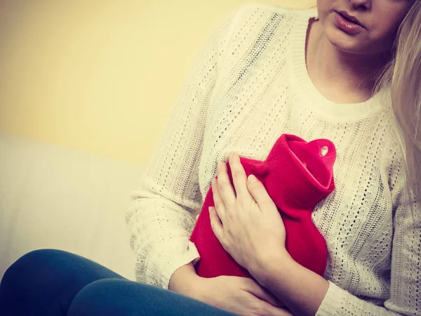 Vrouw gevoel maag krampen zittend op cofa — Stockfoto