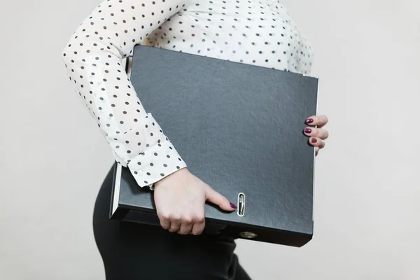 Mujer sosteniendo aglutinante negro con documentos — Foto de Stock
