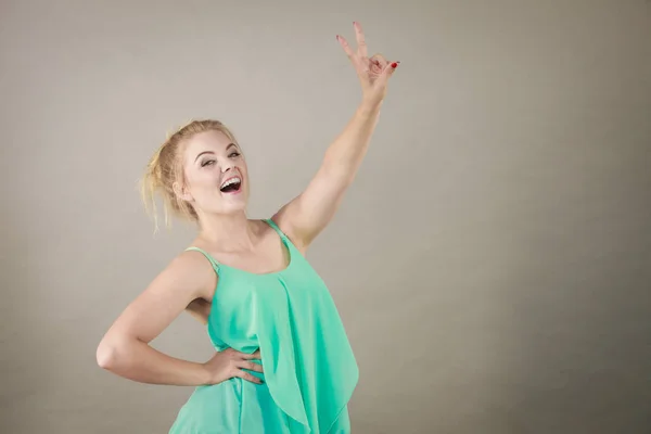 Gelukkig positieve lachende blonde vrouw — Stockfoto