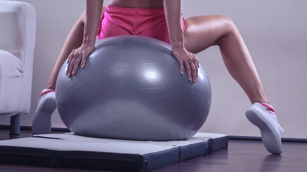 Mulher fazendo exercícios de fitness com bola em forma — Fotografia de Stock