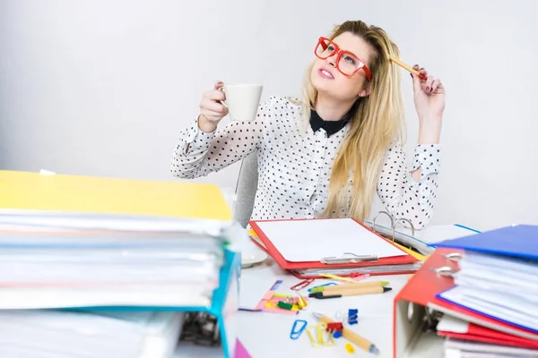 Donna felice in ufficio bere caffè caldo — Foto Stock