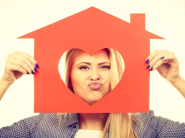 Mujer feliz sosteniendo casa de papel rojo — Foto de Stock