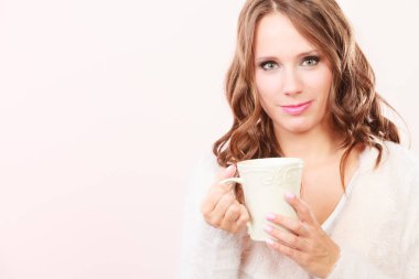 Sonbahar kadın kupa kahve sıcak içecek ile tutar