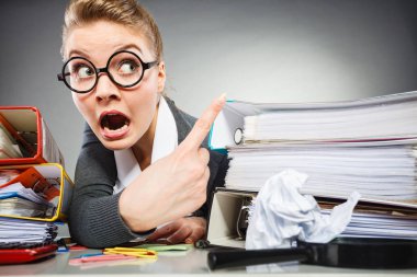 Uzay kopyalamak için işaret Terryfying erkek.