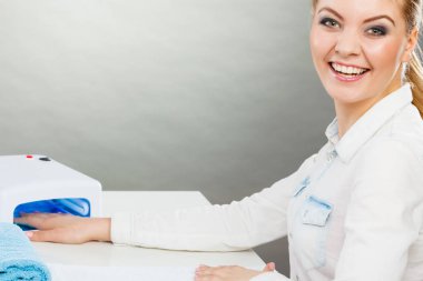 Spa sağlık salonda gülümseyen kadın.