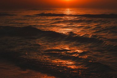 Güzel kırmızı günbatımı deniz yüzeyi üzerinde