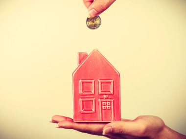 Adam evi servet para koyarak