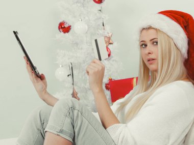 Tablet kredi kartı online alışveriş yaparken kızla