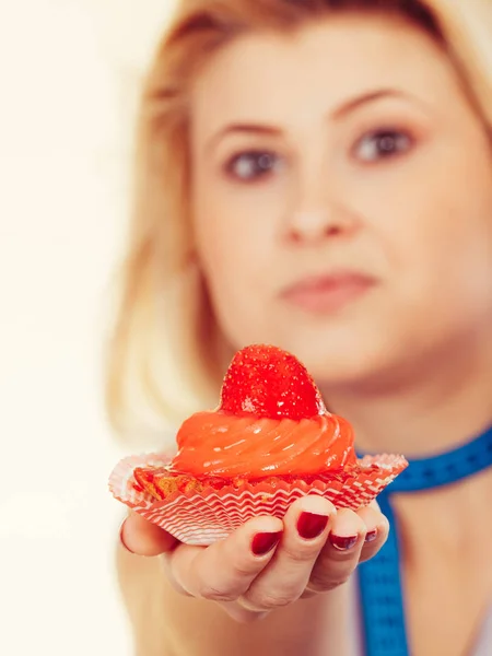 女人用卷尺，抱着甜甜的蛋糕 — 图库照片
