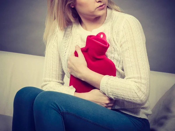 Vrouw gevoel maag krampen zittend op cofa — Stockfoto