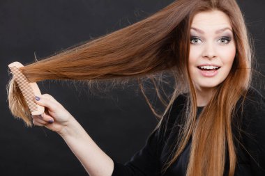 Uzun saçlı kadın onun saç tarama.