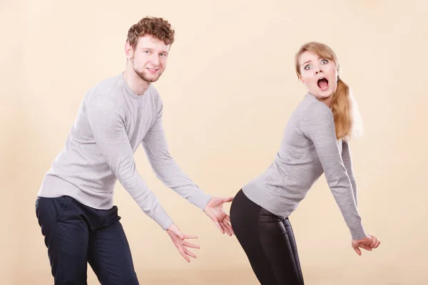 Pareja divertida jugando juntos . — Foto de Stock