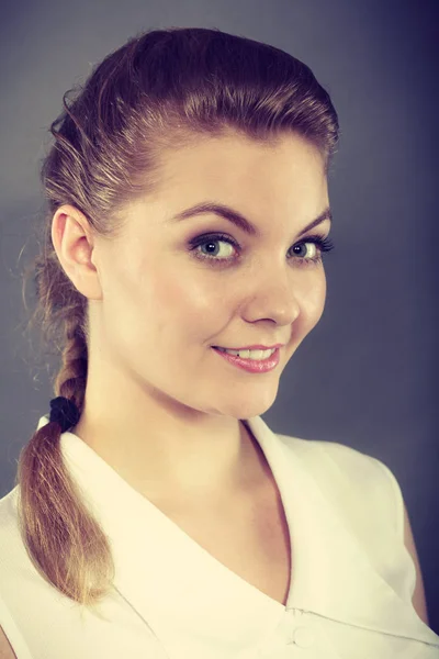 Elegante retrato sonriente de mujer de negocios . — Foto de Stock