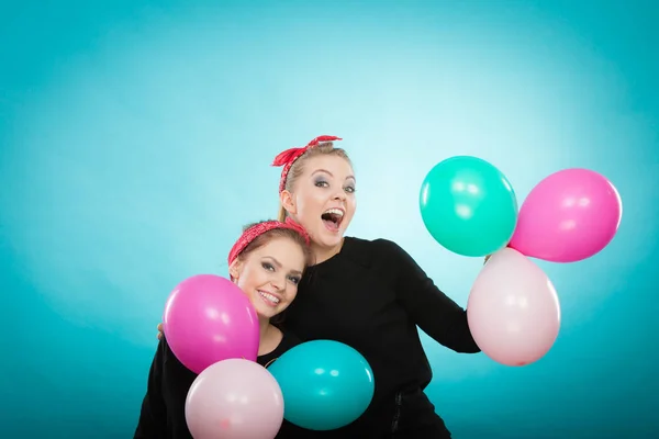 Retro lányok készülő léggömbök, születésnapi party. — Stock Fotó
