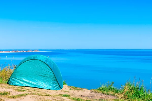 Tenda turística na área da natureza . — Fotografia de Stock