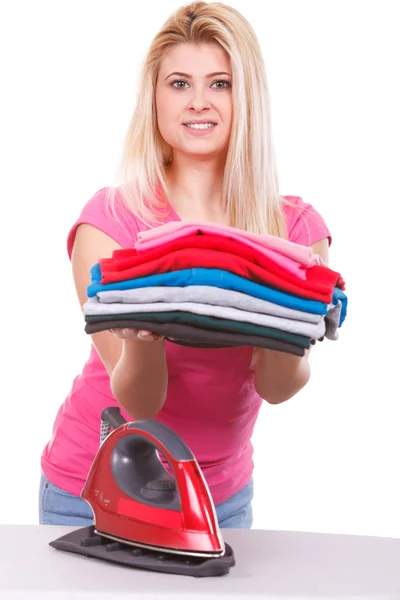 Mulher segurando pilha de roupas dobradas — Fotografia de Stock