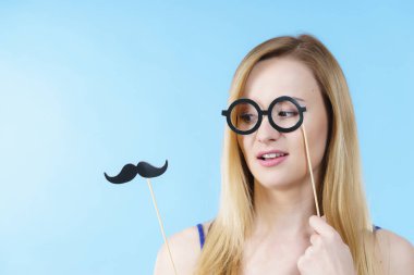 Karnaval aksesuarları sopa üzerinde tutan kadın