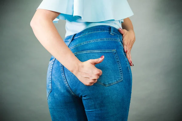 Kvinna höfter rumpa i jeans kläder — Stockfoto