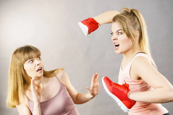 Женщины, дерущиеся в обуви — стоковое фото