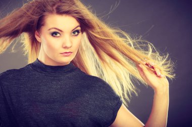 Karanlıkve saçlı çekici sarışın kadın