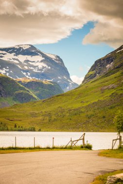 Dağlar yaz manzara Norveç'te.