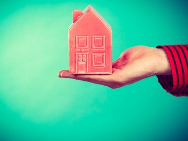 Erkek el küçük kırmızı ev ile.