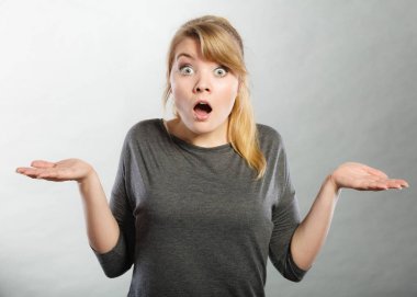 Şaşırmış şaşkın kızla açık ağız.