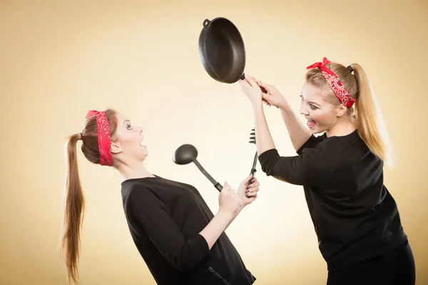 Kitchen fight between retro girls. — Stock Photo, Image