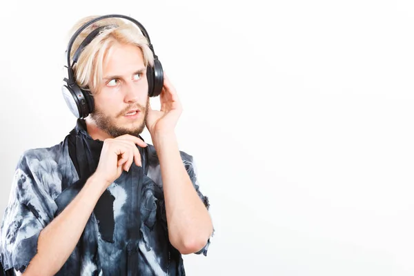 Cool guy having fun listens to music in headphones — Stock Photo, Image